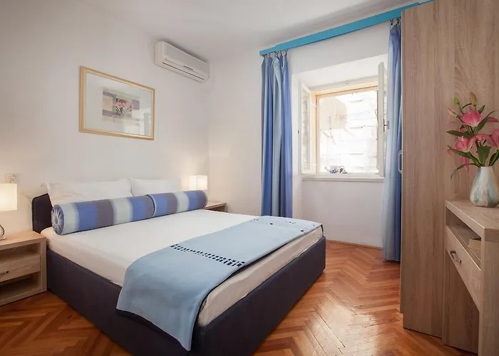 Potts Point Apartment *